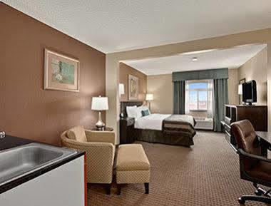 Wingate By Wyndham Pueblo Hotel Exterior photo
